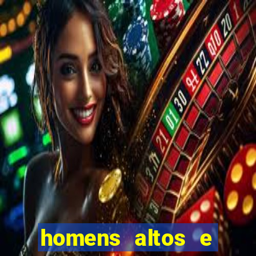 homens altos e magros pelados